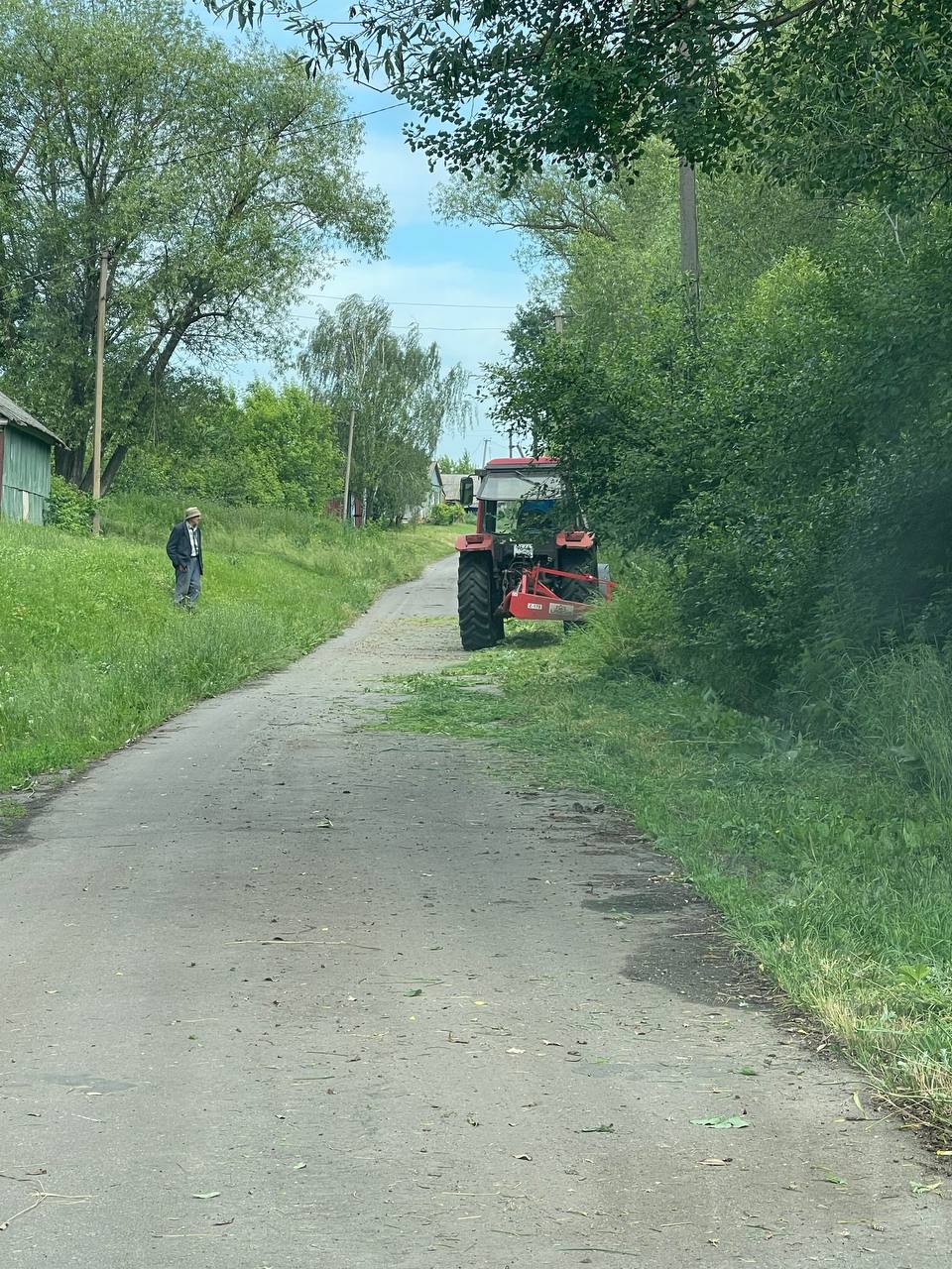 Работает трактор.